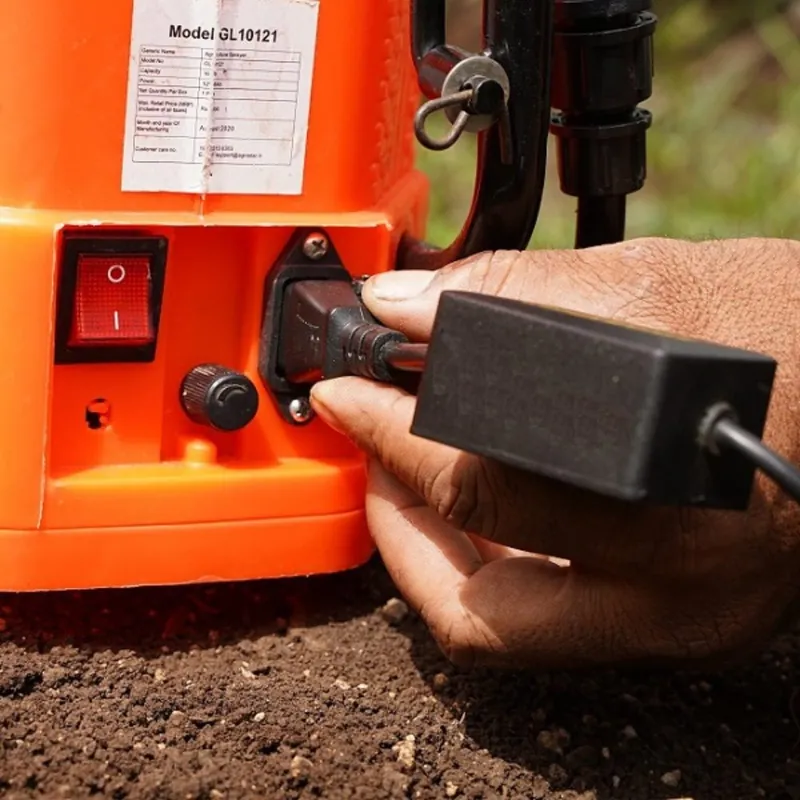 ബാറ്ററി സ്പ്രേ പമ്പിന്റെ സോക്കറ്റിൽ ഘടിപ്പിക്കുന്നു